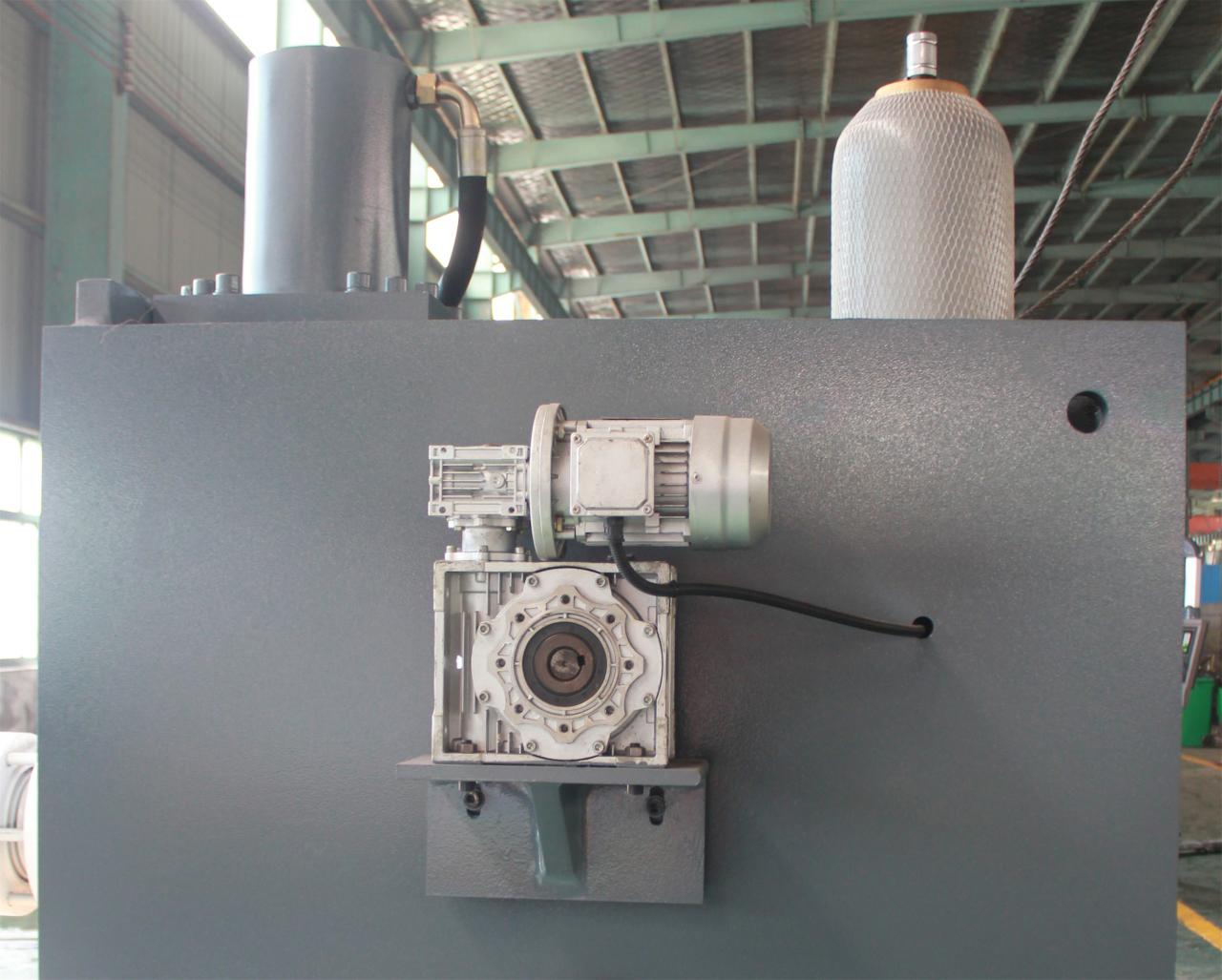 Parduodama Qc11y metalo plokštelių hidraulinė giljotininė kirpimo mašina